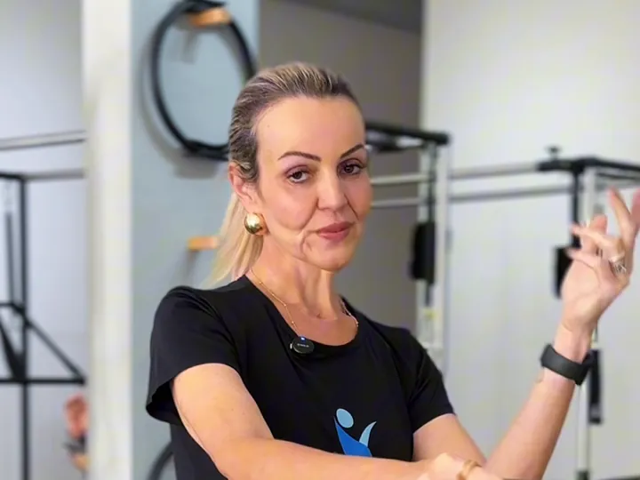 Virgínia Carrara demonstrando um exercício no Cadillac